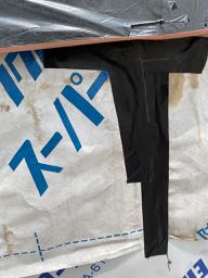 破れた防水紙を防水テープで貼る