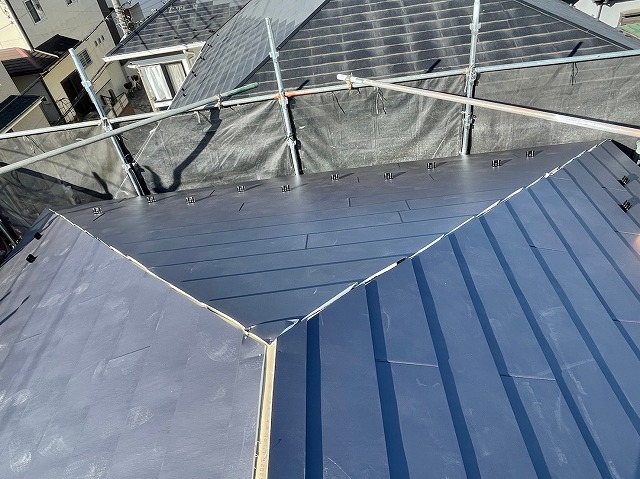スレート屋根から横暖ルーフを使った屋根カバー工事を行いました！川口市屋根カバー工事　横暖ルーフαｓ　ニチハ　センタールーフ　スレートボロボロ　ガルバリウム鋼板　
