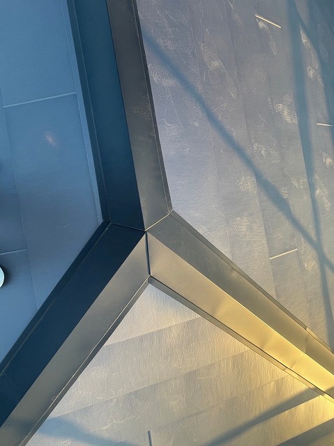 スレート屋根から横暖ルーフを使った屋根カバー工事を行いました！川口市屋根カバー工事　横暖ルーフαｓ　ニチハ　センタールーフ　スレートボロボロ　ガルバリウム鋼板　