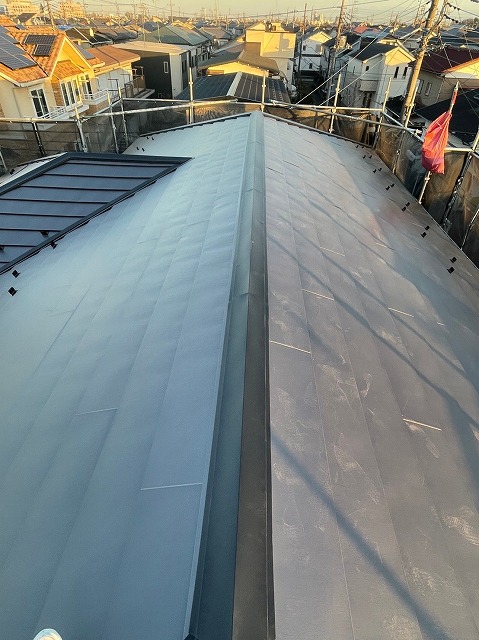 スレート屋根から横暖ルーフを使った屋根カバー工事を行いました！川口市屋根カバー工事　横暖ルーフαｓ　ニチハ　センタールーフ　スレートボロボロ　ガルバリウム鋼板　