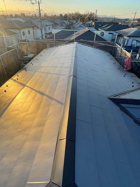 スレート屋根から横暖ルーフを使った屋根カバー工事を行いました！川口市屋根カバー工事　横暖ルーフαｓ　ニチハ　センタールーフ　スレートボロボロ　ガルバリウム鋼板　