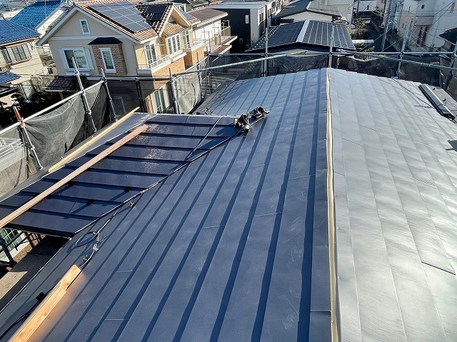 スレート屋根から横暖ルーフを使った屋根カバー工事を行いました！川口市屋根カバー工事　横暖ルーフαｓ　ニチハ　センタールーフ　スレートボロボロ　ガルバリウム鋼板　