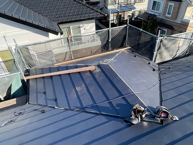 スレート屋根から横暖ルーフを使った屋根カバー工事を行いました！川口市屋根カバー工事　横暖ルーフαｓ　ニチハ　センタールーフ　スレートボロボロ　ガルバリウム鋼板　