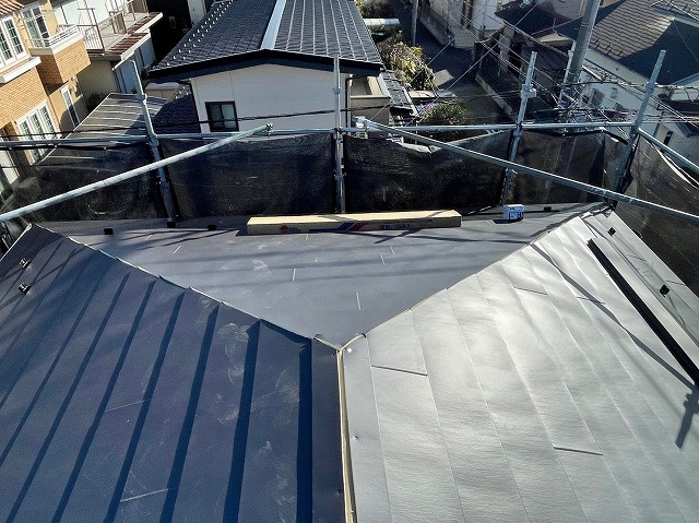 スレート屋根から横暖ルーフを使った屋根カバー工事を行いました！川口市屋根カバー工事　横暖ルーフαｓ　ニチハ　センタールーフ　スレートボロボロ　ガルバリウム鋼板　