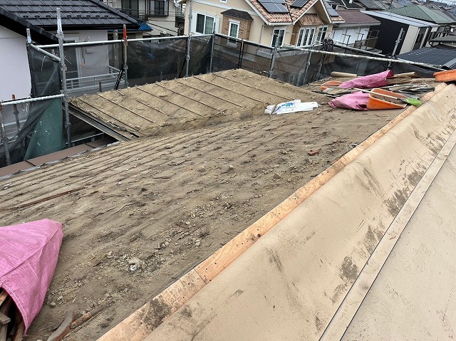 スレート屋根から横暖ルーフを使った屋根カバー工事を行いました！川口市屋根カバー工事　横暖ルーフαｓ　ニチハ　センタールーフ　スレートボロボロ　ガルバリウム鋼板　
