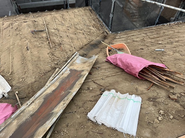 スレート屋根から横暖ルーフを使った屋根カバー工事を行いました！川口市屋根カバー工事　横暖ルーフαｓ　ニチハ　センタールーフ　スレートボロボロ　ガルバリウム鋼板　