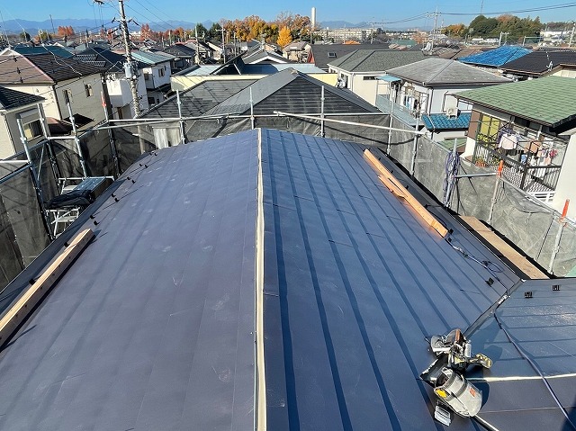 スレート屋根から横暖ルーフを使った屋根カバー工事を行いました！川口市屋根カバー工事　横暖ルーフαｓ　ニチハ　センタールーフ　スレートボロボロ　ガルバリウム鋼板　