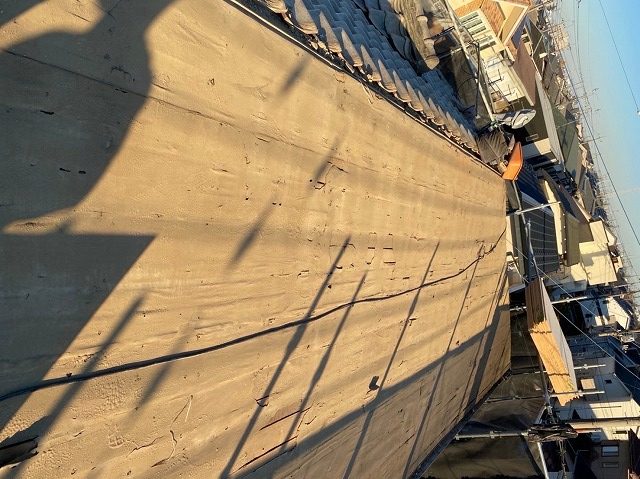 スレート屋根から横暖ルーフを使った屋根カバー工事を行いました！川口市屋根カバー工事　横暖ルーフαｓ　ニチハ　センタールーフ　スレートボロボロ　ガルバリウム鋼板　