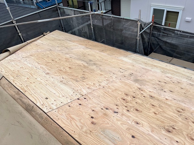 スレート屋根から横暖ルーフを使った屋根カバー工事を行いました！川口市屋根カバー工事　横暖ルーフαｓ　ニチハ　センタールーフ　スレートボロボロ　ガルバリウム鋼板　