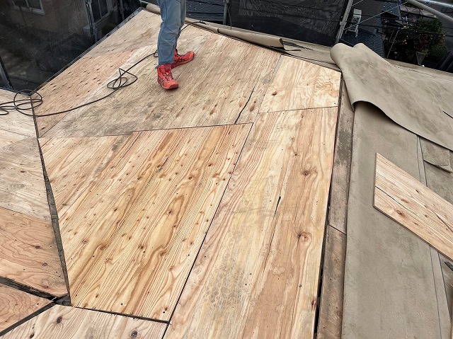 スレート屋根から横暖ルーフを使った屋根カバー工事を行いました！川口市屋根カバー工事　横暖ルーフαｓ　ニチハ　センタールーフ　スレートボロボロ　ガルバリウム鋼板　