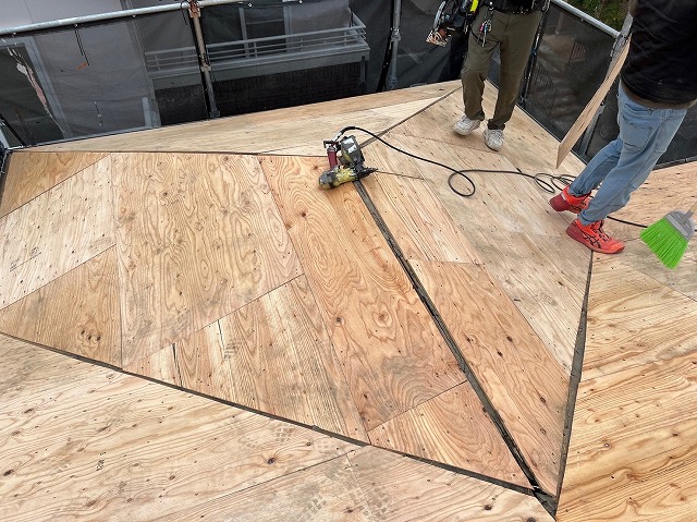 スレート屋根から横暖ルーフを使った屋根カバー工事を行いました！川口市屋根カバー工事　横暖ルーフαｓ　ニチハ　センタールーフ　スレートボロボロ　ガルバリウム鋼板　