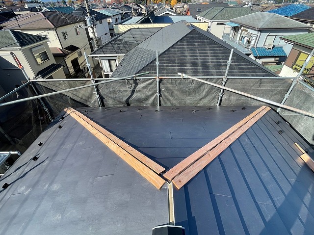 スレート屋根から横暖ルーフを使った屋根カバー工事を行いました！川口市屋根カバー工事　横暖ルーフαｓ　ニチハ　センタールーフ　スレートボロボロ　ガルバリウム鋼板　