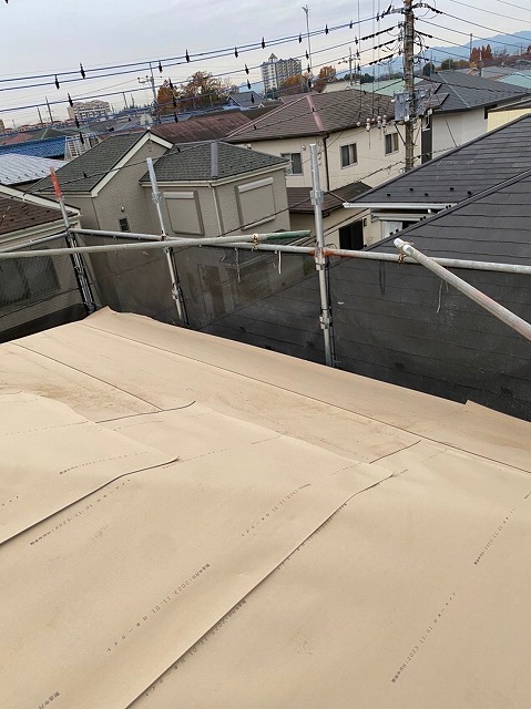 スレート屋根から横暖ルーフを使った屋根カバー工事を行いました！川口市屋根カバー工事　横暖ルーフαｓ　ニチハ　センタールーフ　スレートボロボロ　ガルバリウム鋼板　