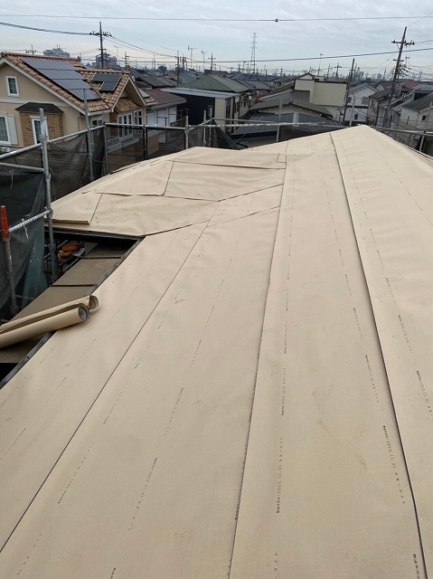 スレート屋根から横暖ルーフを使った屋根カバー工事を行いました！川口市屋根カバー工事　横暖ルーフαｓ　ニチハ　センタールーフ　スレートボロボロ　ガルバリウム鋼板　