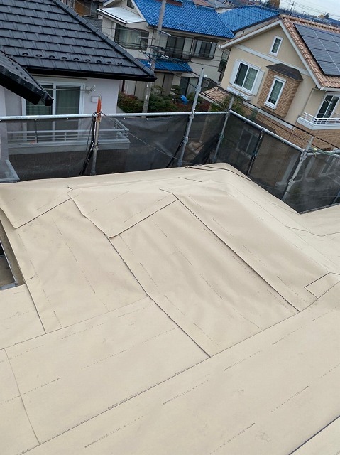 スレート屋根から横暖ルーフを使った屋根カバー工事を行いました！川口市屋根カバー工事　横暖ルーフαｓ　ニチハ　センタールーフ　スレートボロボロ　ガルバリウム鋼板　