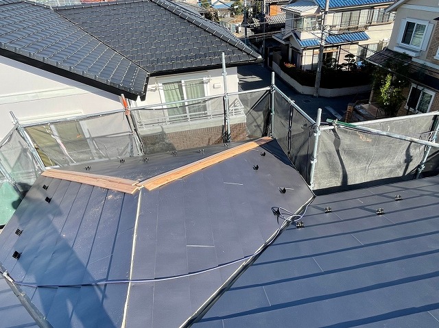 スレート屋根から横暖ルーフを使った屋根カバー工事を行いました！川口市屋根カバー工事　横暖ルーフαｓ　ニチハ　センタールーフ　スレートボロボロ　ガルバリウム鋼板　