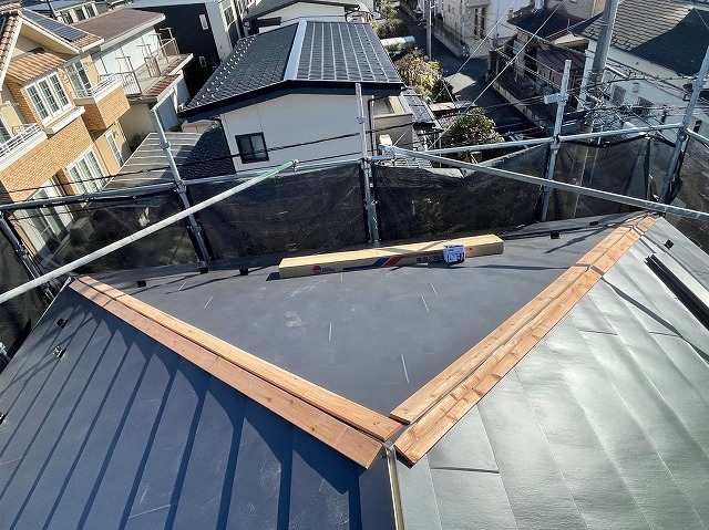 スレート屋根から横暖ルーフを使った屋根カバー工事を行いました！川口市屋根カバー工事　横暖ルーフαｓ　ニチハ　センタールーフ　スレートボロボロ　ガルバリウム鋼板　