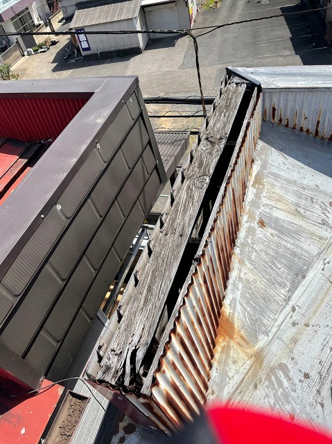 横暖ルーフαｓ　バズルーフ　カツキ板金　寄棟　屋根葺き替え　カバー工法