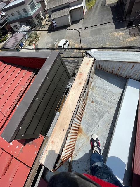 横暖ルーフαｓ　バズルーフ　カツキ板金　寄棟　屋根葺き替え　カバー工法