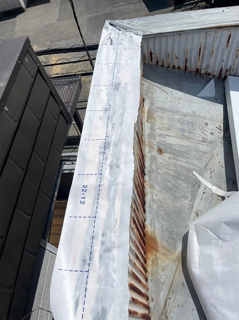 横暖ルーフαｓ　バズルーフ　カツキ板金　寄棟　屋根葺き替え　カバー工法