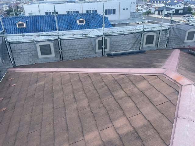 スレート屋根から横暖ルーフを使った屋根カバー工事を行いました！川口市屋根カバー工事　横暖ルーフαｓ　ニチハ　センタールーフ　スレートボロボロ　ガルバリウム鋼板　