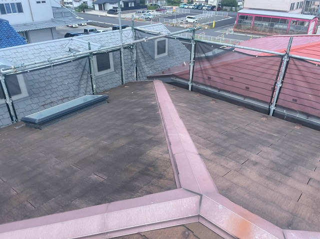 スレート屋根から横暖ルーフを使った屋根カバー工事を行いました！川口市屋根カバー工事　横暖ルーフαｓ　ニチハ　センタールーフ　スレートボロボロ　ガルバリウム鋼板　