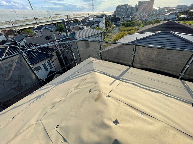 スレート屋根から横暖ルーフを使った屋根カバー工事を行いました！川口市屋根カバー工事　横暖ルーフαｓ　ニチハ　センタールーフ　スレートボロボロ　ガルバリウム鋼板　