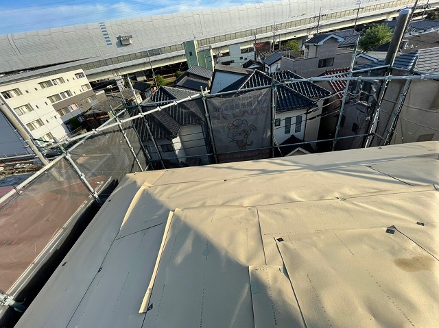 スレート屋根から横暖ルーフを使った屋根カバー工事を行いました！川口市屋根カバー工事　横暖ルーフαｓ　ニチハ　センタールーフ　スレートボロボロ　ガルバリウム鋼板　
