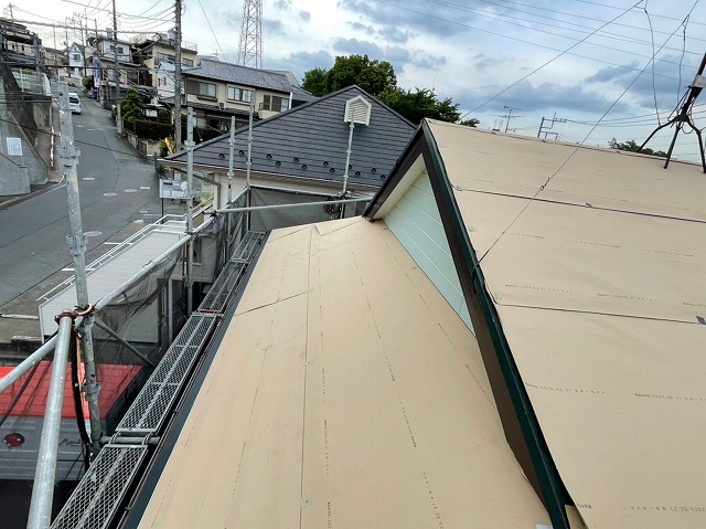 ディプロマットスター　バズルーフ　カツキ板金　寄棟　屋根葺き替え　カバー工法