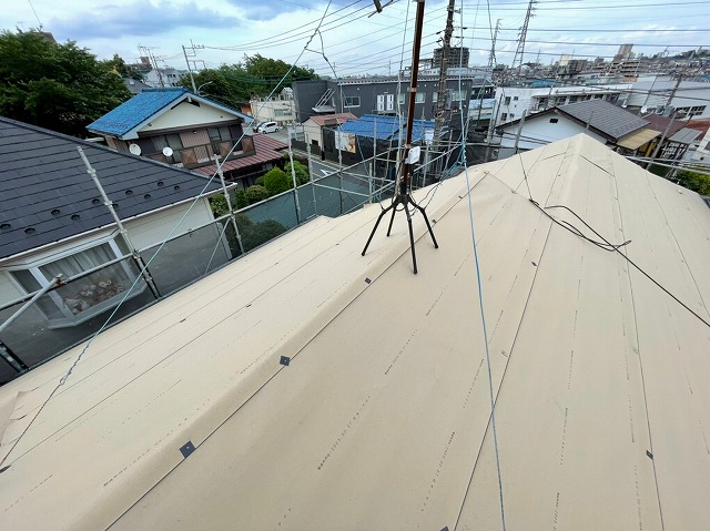 ディプロマットスター　バズルーフ　カツキ板金　寄棟　屋根葺き替え　カバー工法