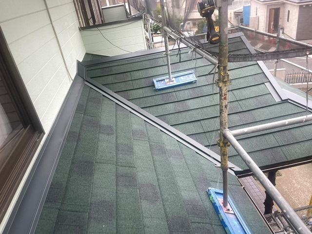 ディプロマットスター　バズルーフ　カツキ板金　寄棟　屋根葺き替え　カバー工法