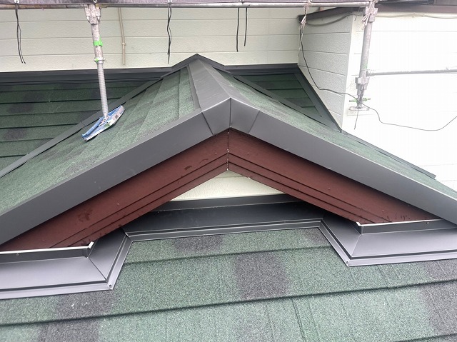 ディプロマットスター　バズルーフ　カツキ板金　寄棟　屋根葺き替え　カバー工法