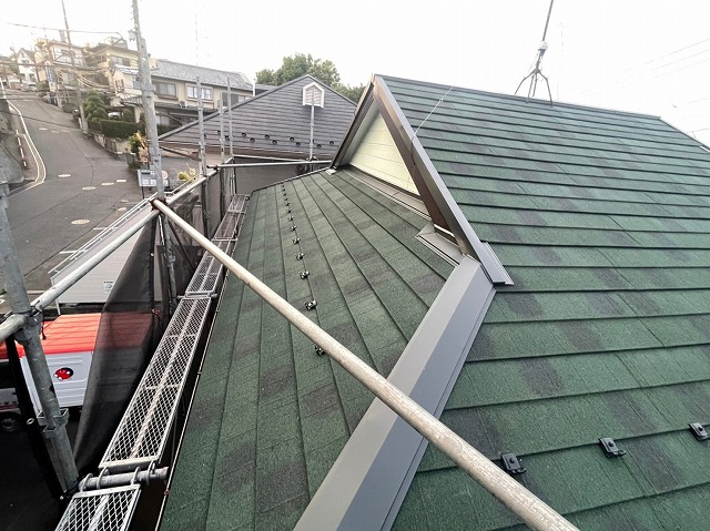 ディプロマットスター　バズルーフ　カツキ板金　寄棟　屋根葺き替え　カバー工法