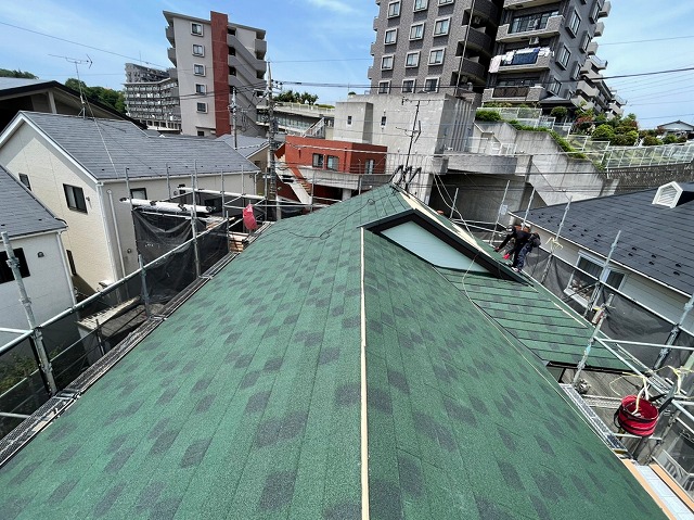 ディプロマットスター　バズルーフ　カツキ板金　寄棟　屋根葺き替え　カバー工法