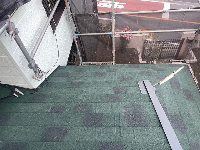 ディプロマットスター　バズルーフ　カツキ板金　寄棟　屋根葺き替え　カバー工法