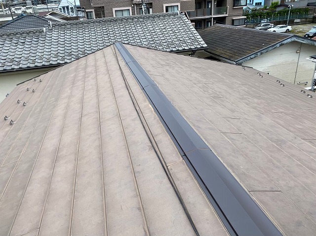 横暖ルーフαｓ　バズルーフ　カツキ板金　寄棟　屋根葺き替え　カバー工法