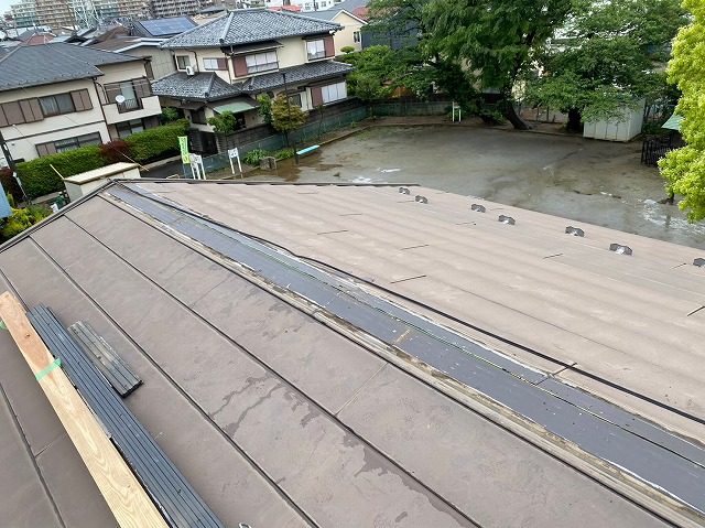 横暖ルーフαｓ　バズルーフ　カツキ板金　寄棟　屋根葺き替え　カバー工法