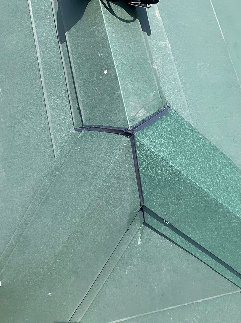 横暖ルーフαｓ　バズルーフ　カツキ板金　寄棟　屋根葺き替え　カバー工法