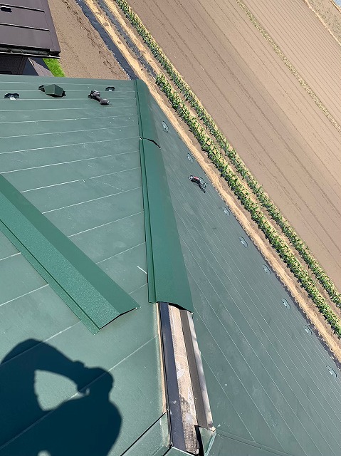 横暖ルーフαｓ　バズルーフ　カツキ板金　寄棟　屋根葺き替え　カバー工法