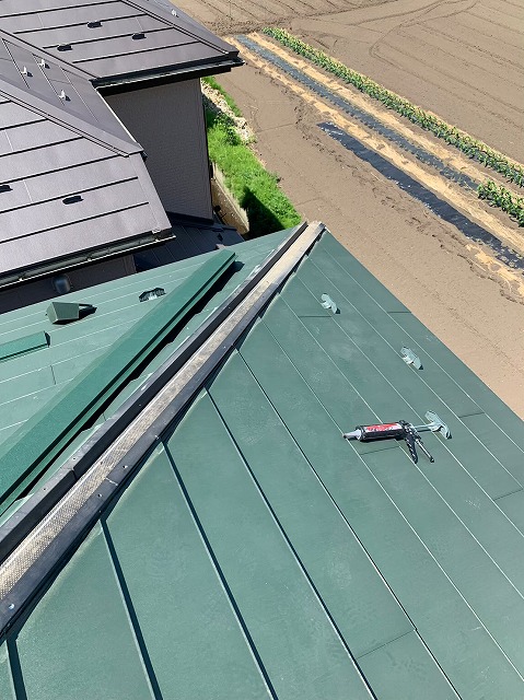 横暖ルーフαｓ　バズルーフ　カツキ板金　寄棟　屋根葺き替え　カバー工法