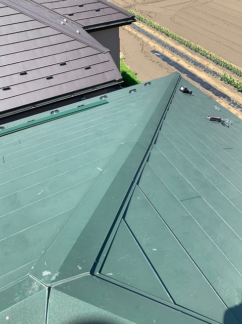 横暖ルーフαｓ　バズルーフ　カツキ板金　寄棟　屋根葺き替え　カバー工法