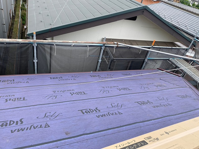 スレート屋根から横暖ルーフを使った屋根カバー工事を行いました！川口市屋根カバー工事　横暖ルーフαｓ　ニチハ　センタールーフ　スレートボロボロ　ガルバリウム鋼板　