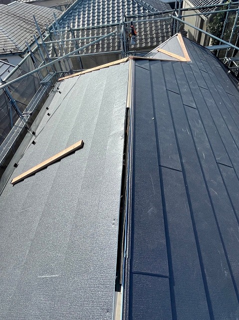 スレート屋根から横暖ルーフを使った屋根カバー工事を行いました！川口市屋根カバー工事　横暖ルーフαｓ　ニチハ　センタールーフ　スレートボロボロ　ガルバリウム鋼板　