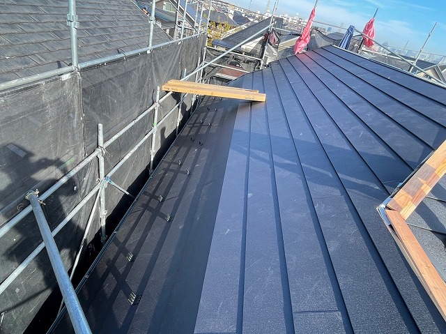 スレート屋根から横暖ルーフを使った屋根カバー工事を行いました！川口市屋根カバー工事　横暖ルーフαｓ　ニチハ　センタールーフ　スレートボロボロ　ガルバリウム鋼板　