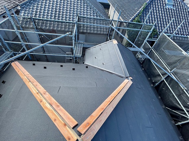 スレート屋根から横暖ルーフを使った屋根カバー工事を行いました！川口市屋根カバー工事　横暖ルーフαｓ　ニチハ　センタールーフ　スレートボロボロ　ガルバリウム鋼板　