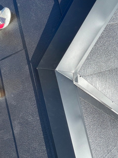 スレート屋根から横暖ルーフを使った屋根カバー工事を行いました！川口市屋根カバー工事　横暖ルーフαｓ　ニチハ　センタールーフ　スレートボロボロ　ガルバリウム鋼板　