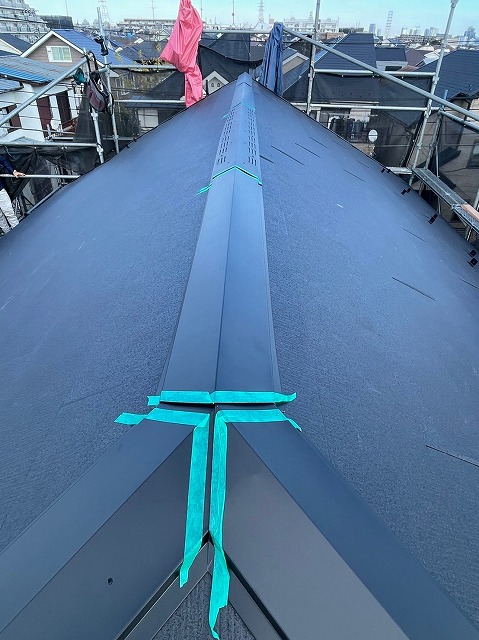 スレート屋根から横暖ルーフを使った屋根カバー工事を行いました！川口市屋根カバー工事　横暖ルーフαｓ　ニチハ　センタールーフ　スレートボロボロ　ガルバリウム鋼板　