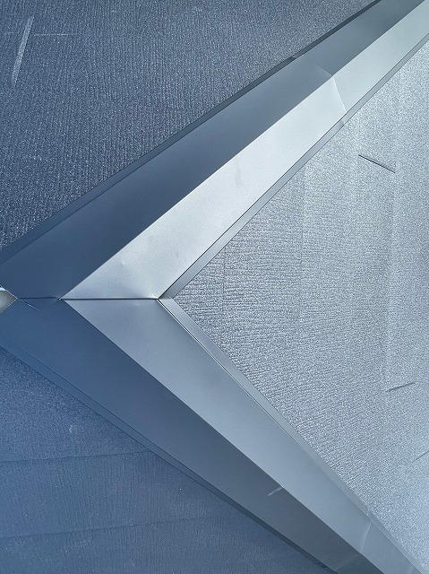 スレート屋根から横暖ルーフを使った屋根カバー工事を行いました！川口市屋根カバー工事　横暖ルーフαｓ　ニチハ　センタールーフ　スレートボロボロ　ガルバリウム鋼板　