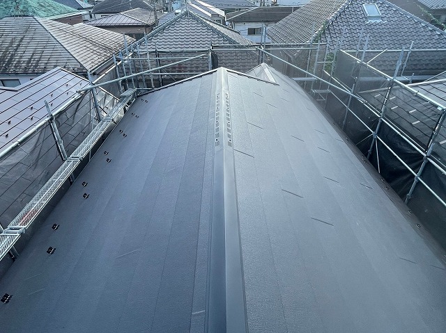 スレート屋根から横暖ルーフを使った屋根カバー工事を行いました！川口市屋根カバー工事　横暖ルーフαｓ　ニチハ　センタールーフ　スレートボロボロ　ガルバリウム鋼板　