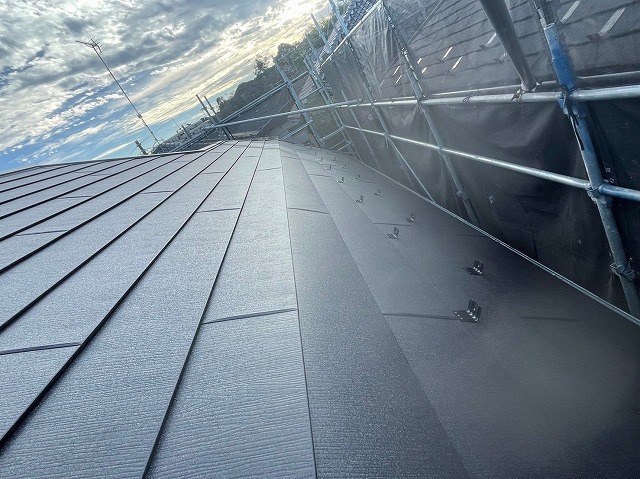 スレート屋根から横暖ルーフを使った屋根カバー工事を行いました！川口市屋根カバー工事　横暖ルーフαｓ　ニチハ　センタールーフ　スレートボロボロ　ガルバリウム鋼板　